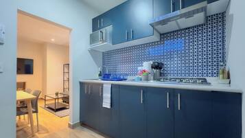 Departamento Confort, 2 camas Queen size | Cocina privada | Refrigerador con congelador, microondas y parrilla de estufa