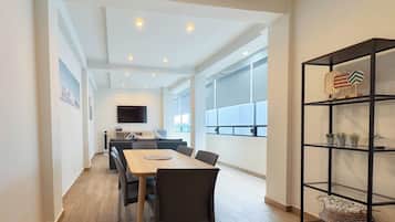 Departamento Confort, 3 habitaciones | Área de sala de estar | Impresora