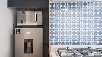 Comfort Apartment, 3 Bedrooms | Private kitchen | Full-sized fridge, microwave, stovetop, toaster