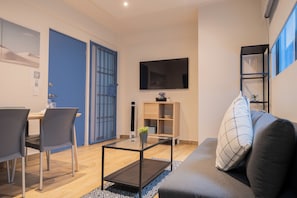 Comfort Apartment, 2 Queen Beds | Living area | 55-inch Smart TV with digital channels - ZIELO Rentals Brasil (Mexico City)