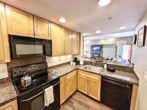 冷蔵庫、電子レンジ、オーブン、コンロ