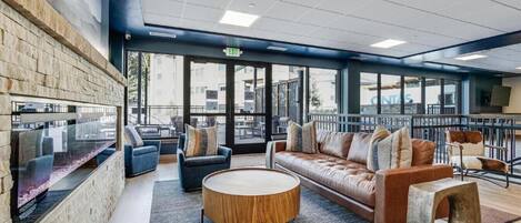 Een televisie, een open haard en een printer