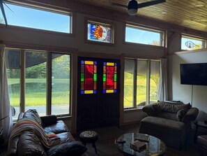TV, fireplace
