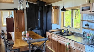 Réfrigérateur, four, plaque de cuisson, cafetière/bouilloire