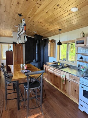 Fridge, oven, stovetop, coffee/tea maker