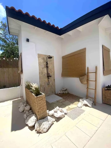 Palm Beach Vacaysuites - Garden Suite - Poolside