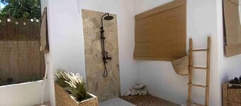 Palm Beach Vacaysuites - Garden Suite - Poolside
