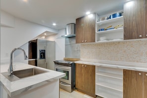 Private kitchen - Downtown Montreal 3 Floor apartment (montreal)