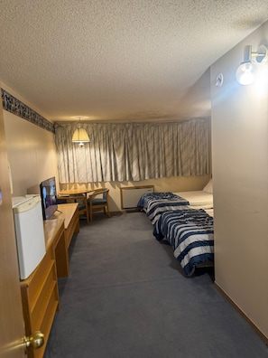 Comfort-Doppelzimmer | Schreibtisch, laptopgeeigneter Arbeitsplatz, kostenloses WLAN