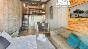Living area - The Loft 25 - In the heart of Jindabyne (Jindabyne)