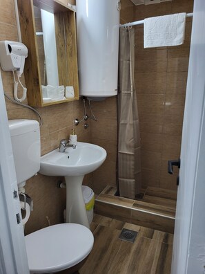 Sèche-cheveux, serviettes fournies, savon, papier toilette