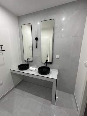 Shower, jetted bath, hair dryer, towels