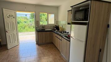 Køleskab, mikrobølgeovn, ovn, kogeplade