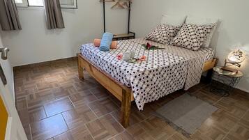 1 habitación, tabla de planchar con plancha y cuna de viaje