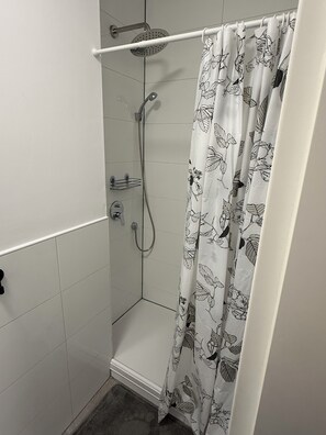 Shower, towels, soap, toilet paper - City apartment no. 1 with comfort (Pforzheim)