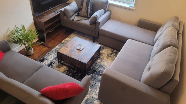 A living room with a TV, two sofas, a coffee table, and a plant. - Sefton Park n Princes Park and Lark Lane the other end of Linnet and bus to LFC (Liverpool)