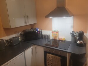 Frigorífico, microondas, horno y placa de cocina