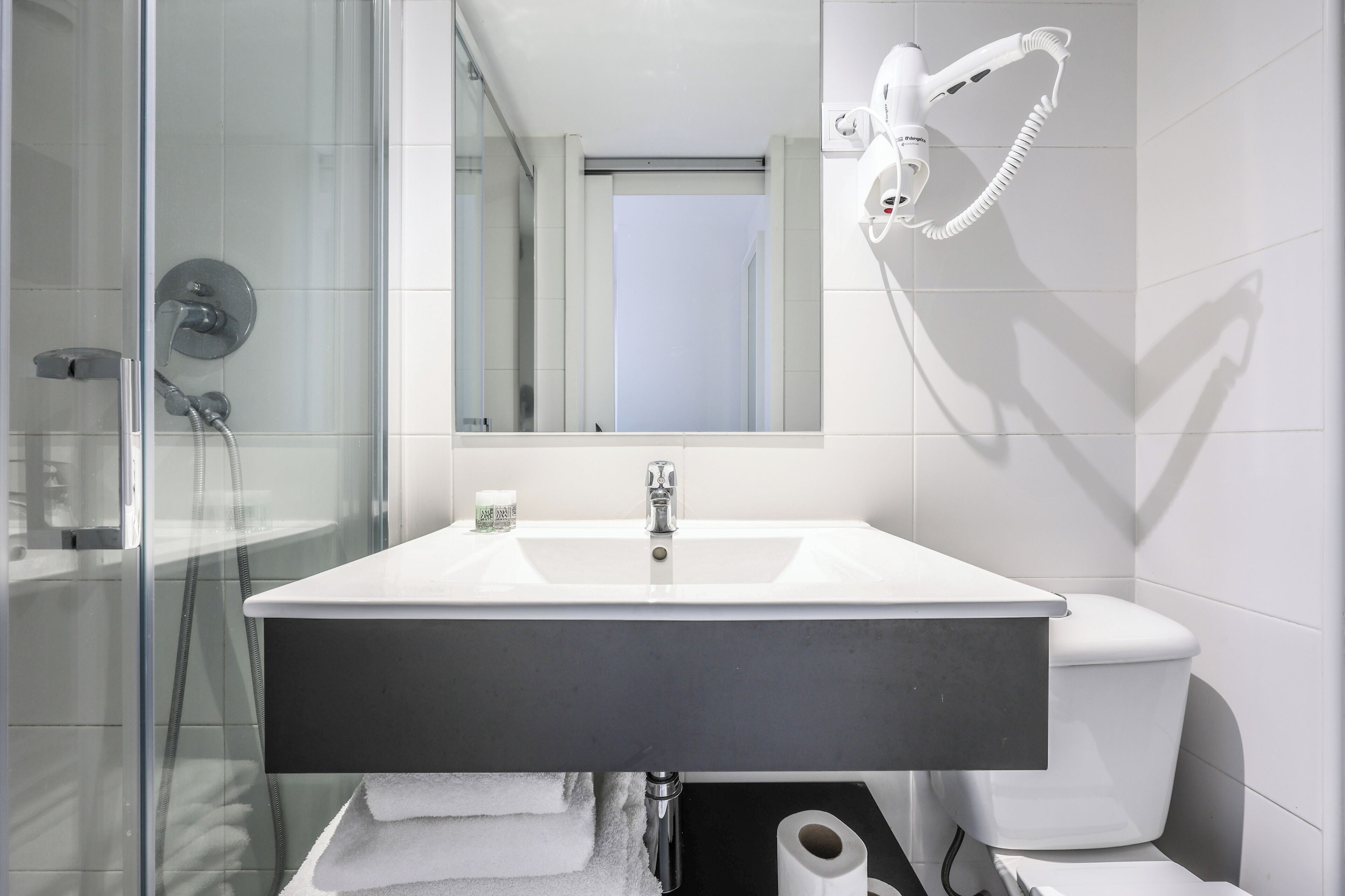 Basic Double Room | Bathroom | Shower, free toiletries, hair dryer, towels