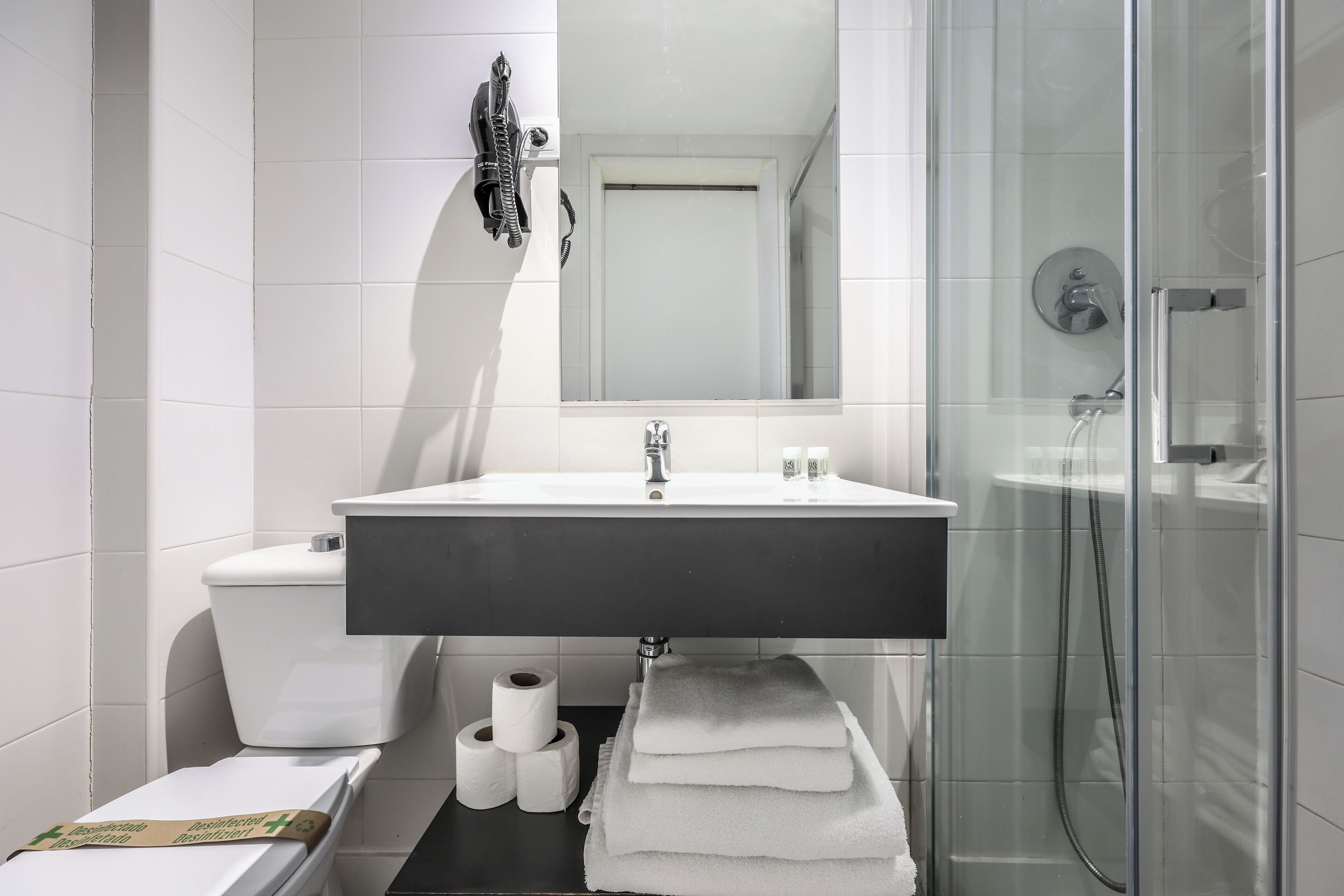 Habitación Deluxe doble, vistas a la ciudad | Baño | Ducha, artículos de higiene personal gratuitos y secador de pelo