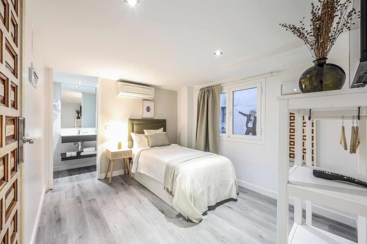 Basic Single Room | Free WiFi