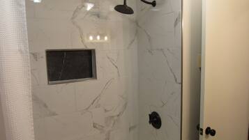 Haartrockner, Handtücher, Seife, Toilettenpapier