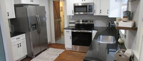 Een microgolfoven, een oven, een kookplaat, een vaatwasser