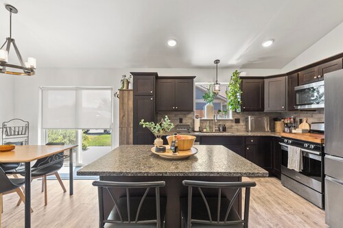 6 Bed House + Gym w/ Mnt Views Close to Airport