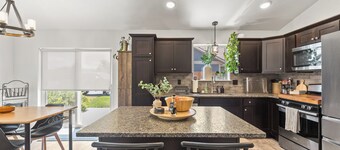 6 Bed House + Gym w/ Mnt Views Close to Airport