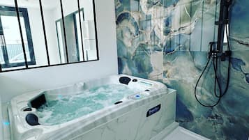 Shower, jetted tub, hair dryer, towels