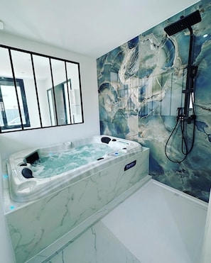 Dusche, Whirlpool, Haartrockner, Handtücher