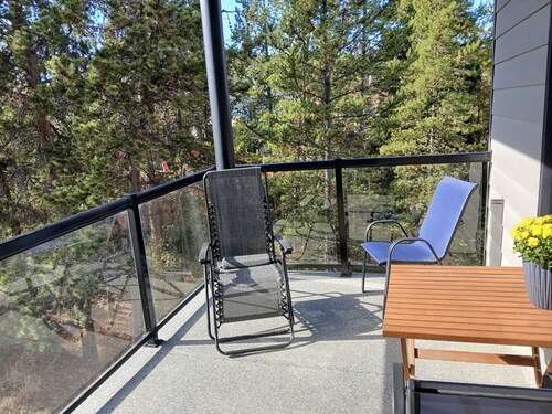 Home away from Home. Recent secure building. Completely equipped kitchen.