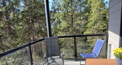 Home away from Home. Recent secure building. Completely equipped kitchen.