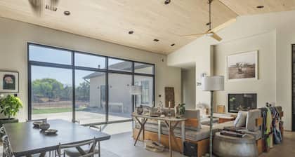 Brand new 4-bedroom modern farmhouse with AC, fireplaces, fitness in Corrales