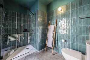 Comfort Double Room | Bathroom | Shower, free toiletries, hair dryer, towels - Madrid Live Coworking (Madrid)