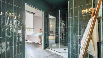 Habitación triple | Baño | Ducha, artículos de higiene personal gratuitos y secador de pelo