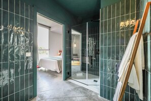 Chambre triple | Salle de bain | Douche, articles de toilette (gratuits), séchoir à cheveux