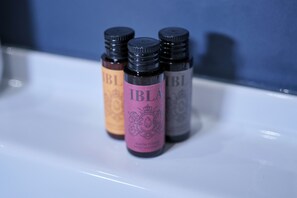 Chuveiro, secador de cabelo, bidê, toalhas de banho