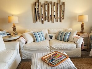 Smart TV, books, stereo - Beachfront, Top Floor, Modern, Snowbird-Military. 3 month rental. Dec-Feb (Panama City Beach)