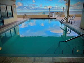 Utendørsbasseng og et oppvarmet basseng