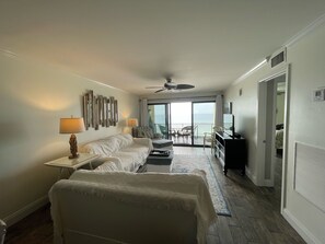 Smart-TV, bøker og stereoanlegg