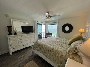 3 bedrooms, desk, iron/ironing board, free WiFi - Beachfront, Top Floor, Modern, Snowbird-Military. 3 month rental. Dec-Feb (Panama City Beach)