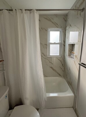 Serviettes fournies, savon, papier toilette