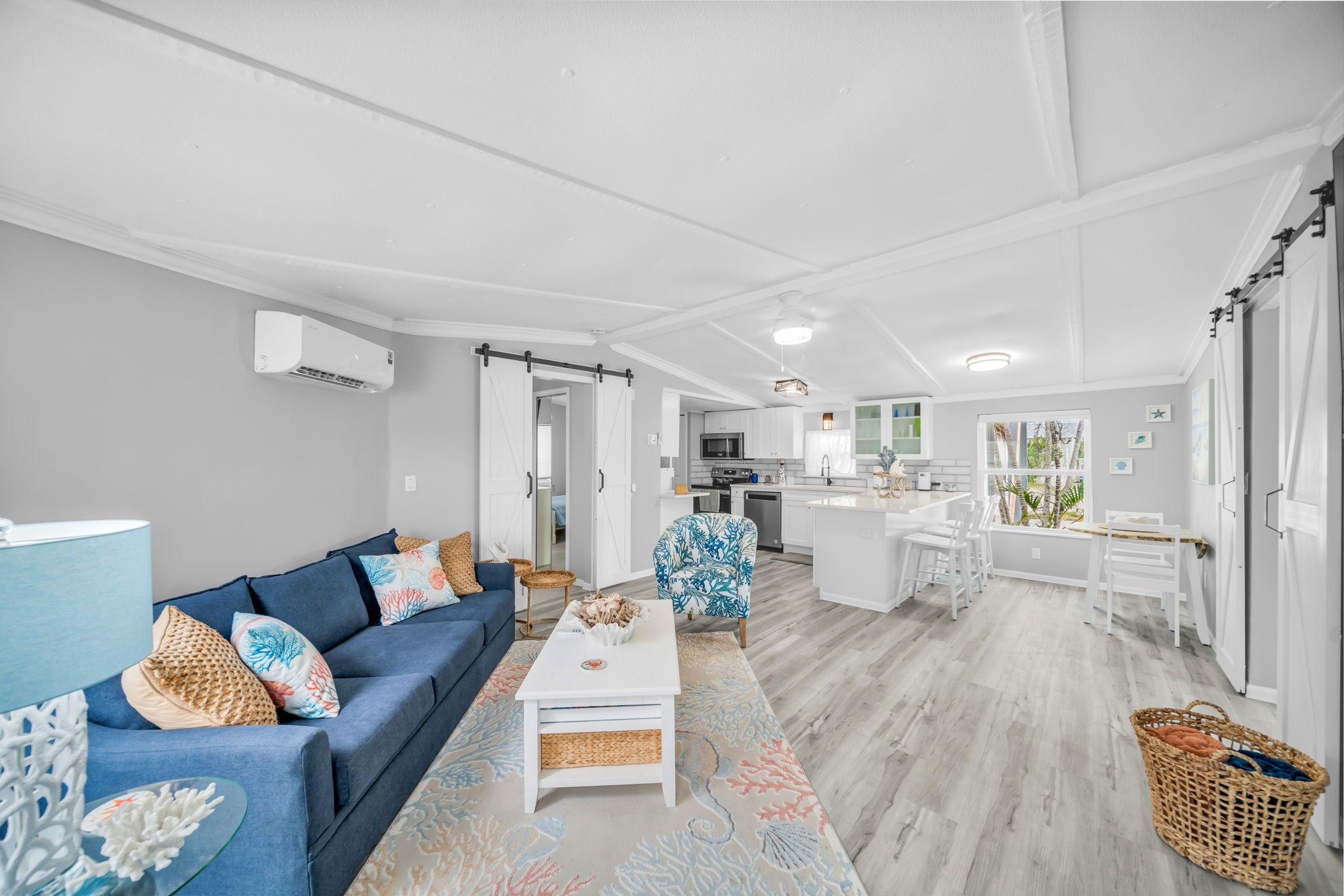 Een smart-tv en een open haard