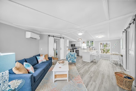 Smart TV, fireplace. "Relax and Unwind" Peaceful 2-bedroom house in Fort Myers Beach
