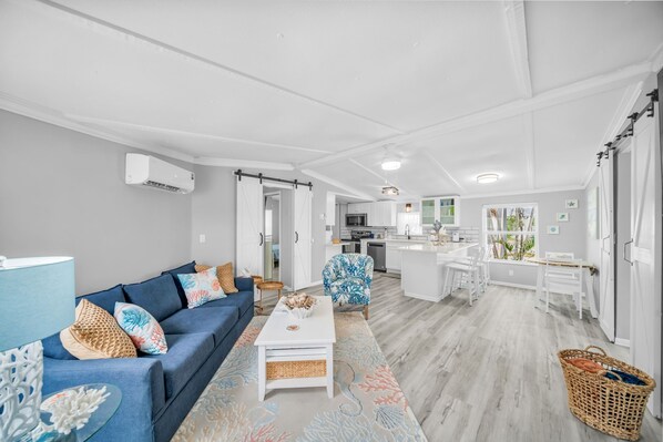 Smart TV, fireplace - "Relax and Unwind" Peaceful 2-bedroom house in Fort Myers Beach (Fort Myers Beach)