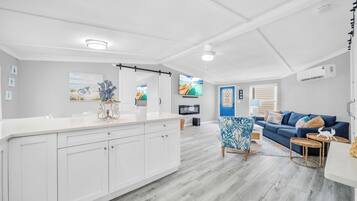 Een smart-tv en een open haard