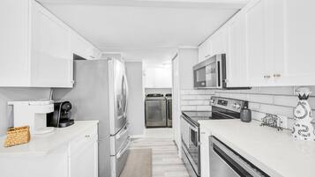 Een koelkast, een magnetron, een oven, een kookplaat