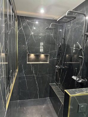 Dusche, Whirlpool, Handtücher, Seife