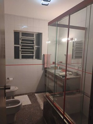 Ducha, secador de pelo, bidet, toallas