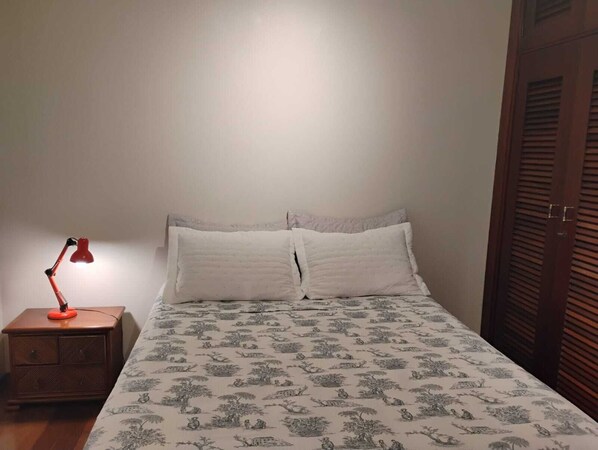 1 habitación, tabla de planchar con plancha, wifi y ropa de cama